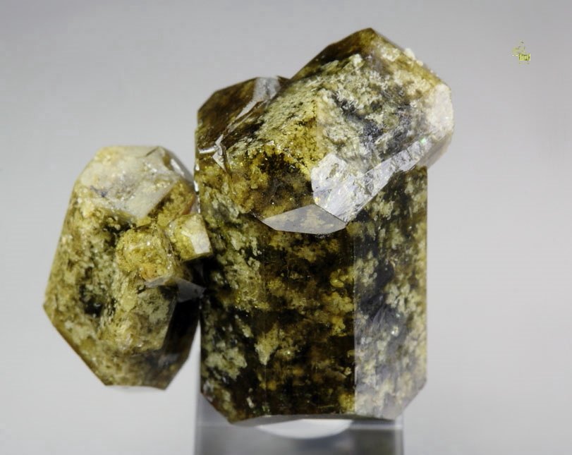 bi-terminated VESUVIANITE 