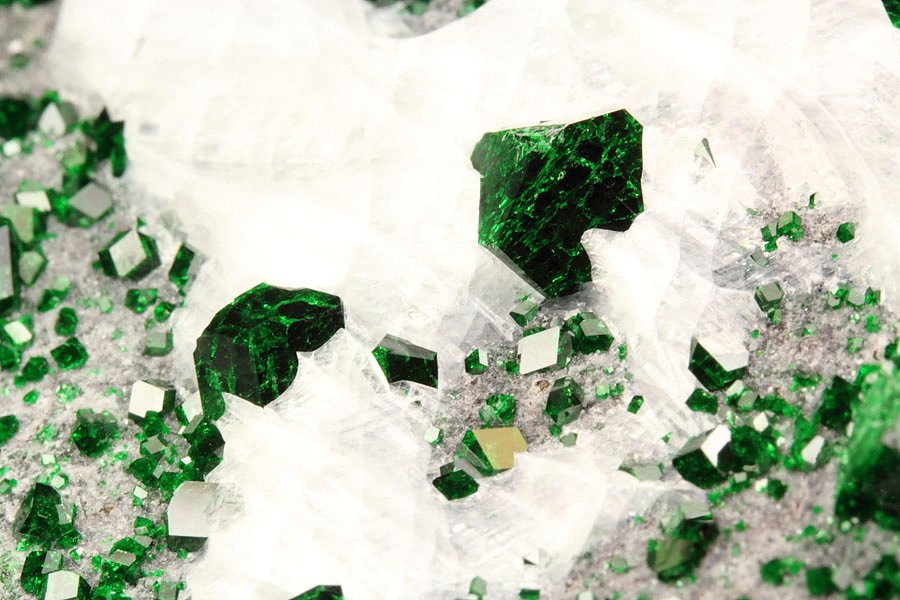 gemmy GARNET var. UVAROVITE, CALCITE