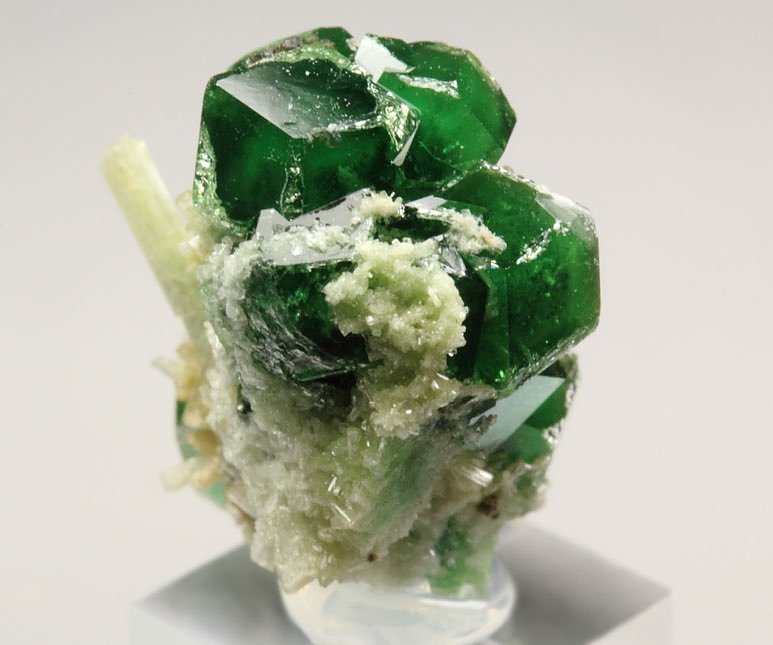 gem GARNET var. GROSSULAR var. CHROMIAN, DIOPSIDE, CLINOCHLORE