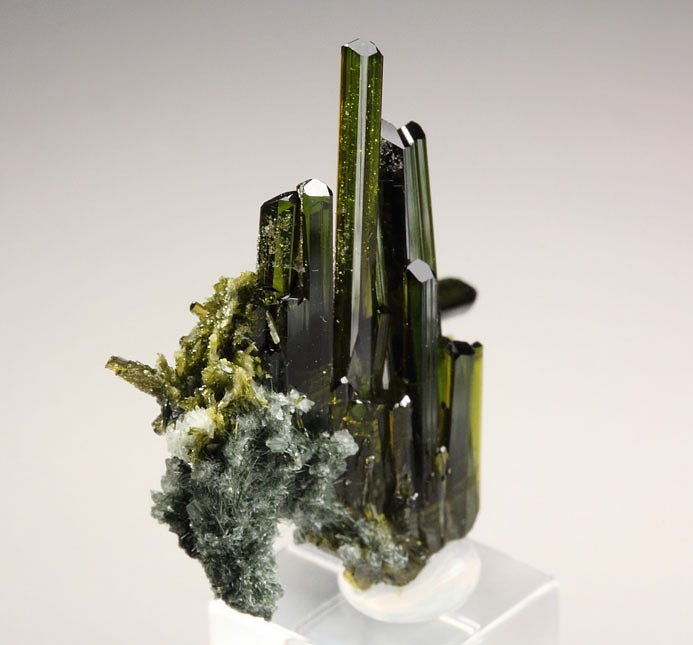 EPIDOTE, AMPHIBOLE GROUP var. BYSSOLITE, ALBITE