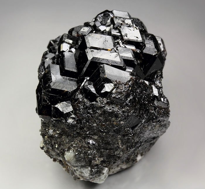 GARNET var. ANDRADITE var. MELANITE