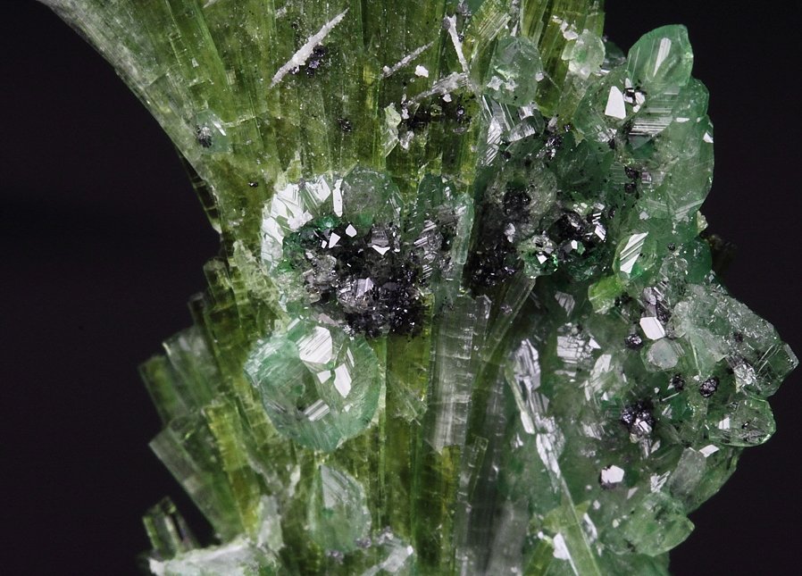 gemmy DIOPSIDE, gem GARNET var. GROSSULAR var. CHROMIAN, CHROMITE