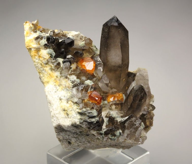 gem GARNET var. SPESSARTINE, QUARTZ var. SMOKY, MUSCOVITE