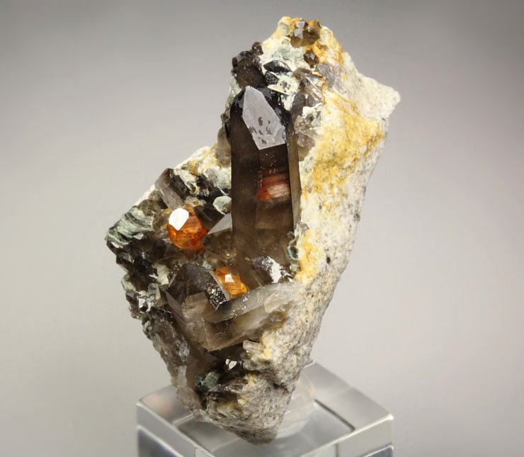 gem GARNET var. SPESSARTINE, QUARTZ var. SMOKY, MUSCOVITE