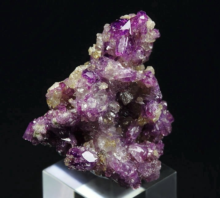 VESUVIANITE var. MANGANOAN, GARNET var. GROSSULAR