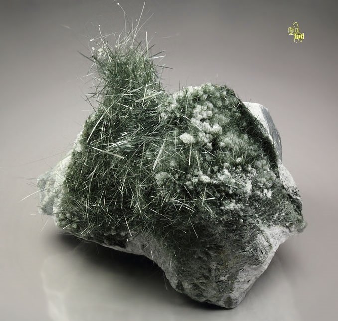 AMPHIBOLE GROUP var. BYSSOLITE, ALBITE