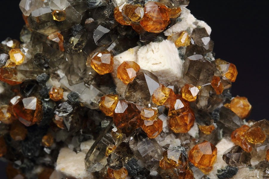 gem GARNET var. SPESSARTINE, QUARTZ var. SMOKY, MUSCOVITE