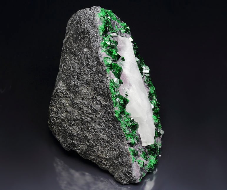 gemmy GARNET var. UVAROVITE, CALCITE