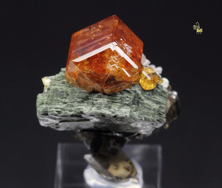 gem GARNET var. SPESSARTINE, QUARTZ var. SMOKY, MUSCOVITE