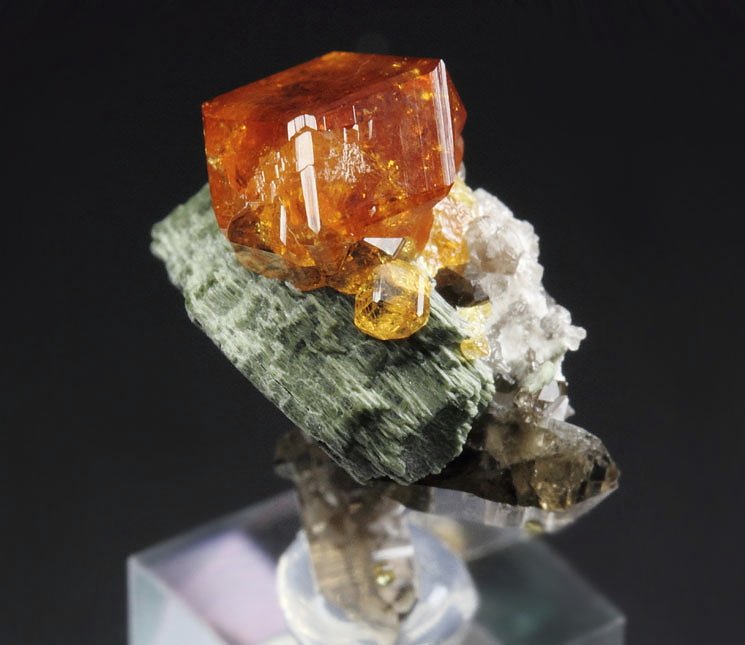 gem GARNET var. SPESSARTINE, QUARTZ var. SMOKY, MUSCOVITE