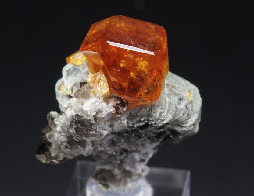 gem GARNET var. SPESSARTINE, QUARTZ var. SMOKY, MUSCOVITE