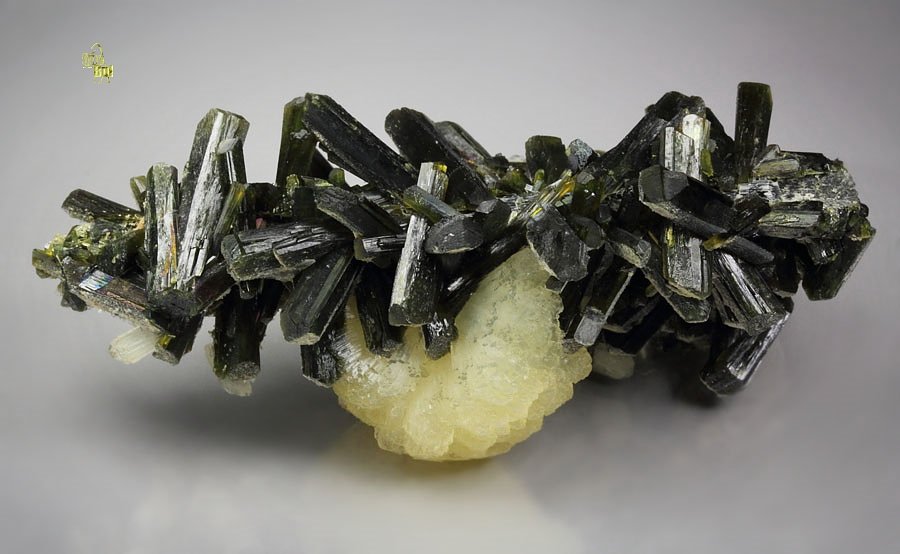 iridescent EPIDOTE, STILBITE-STELLERITE series, PREHNITE - floater