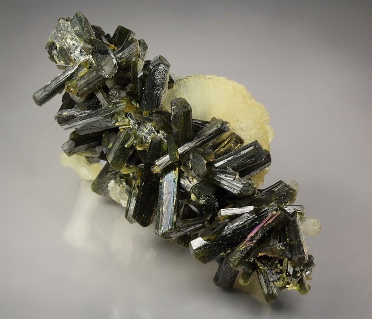 iridescent EPIDOTE, STILBITE-STELLERITE series, PREHNITE - floater