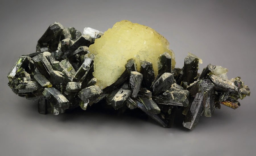 iridescent EPIDOTE, STILBITE-STELLERITE series, PREHNITE - floater