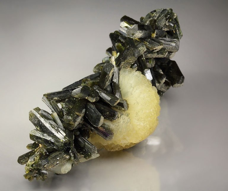 iridescent EPIDOTE, STILBITE-STELLERITE series, PREHNITE - floater