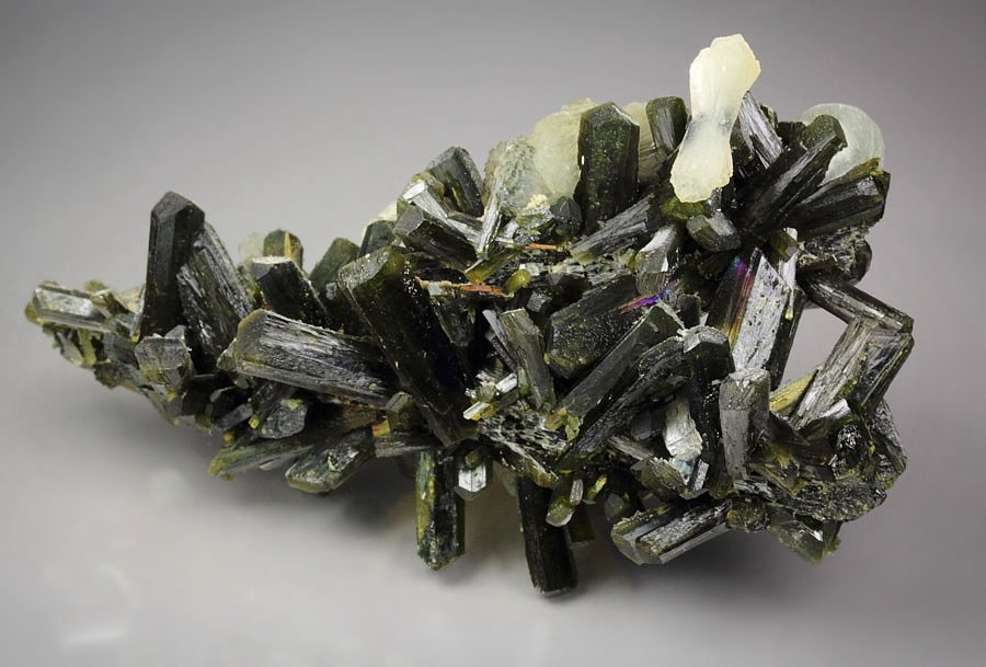 iridescent EPIDOTE, STILBITE-STELLERITE series, PREHNITE - floater