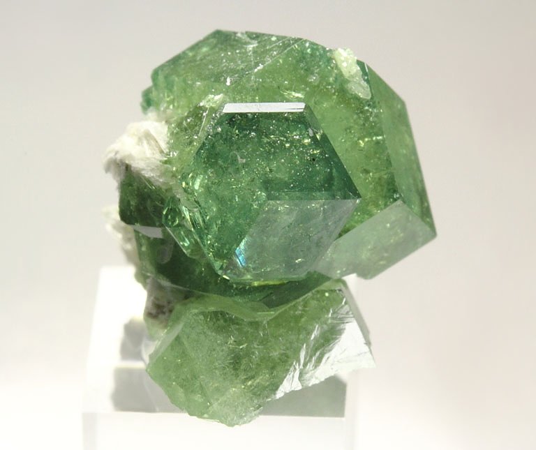 gem GARNET var. ANDRADITE var. DEMANTOID, WOLLASTONITE