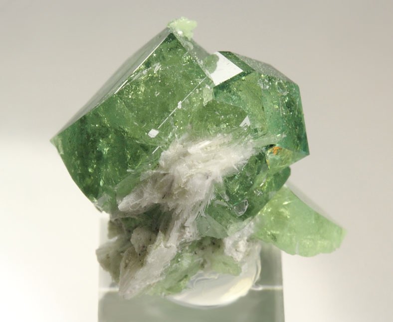 gem GARNET var. ANDRADITE var. DEMANTOID, WOLLASTONITE