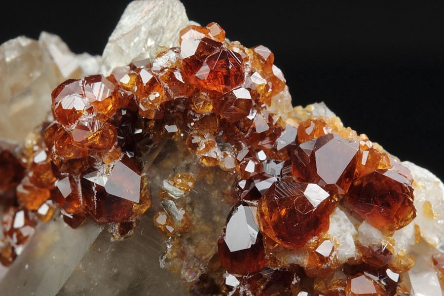 gem GARNET var. SPESSARTINE, QUARTZ