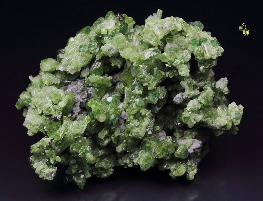 DIOPSIDE, GARNET var. GROSSULAR with GREEN CHROMIAN PHANTOMS