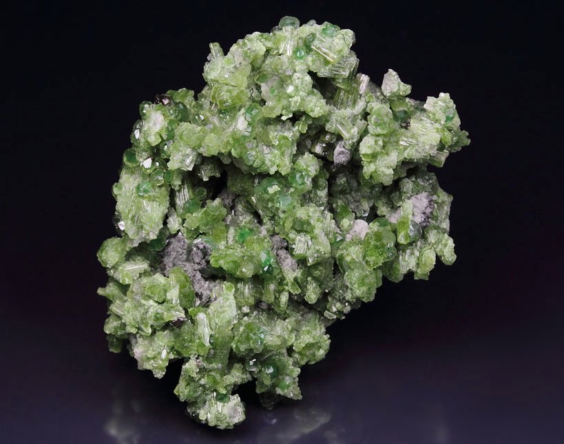 DIOPSIDE, GARNET var. GROSSULAR with GREEN CHROMIAN PHANTOMS