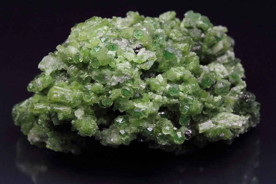 DIOPSIDE, GARNET var. GROSSULAR with GREEN CHROMIAN PHANTOMS