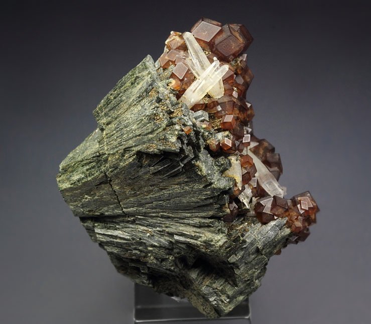 GARNET var. ANDRADITE, HEDENBERGITE, QUARTZ