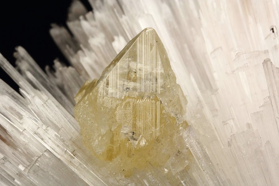 gem POWELLITE, SCOLECITE, APOPHYLLITE