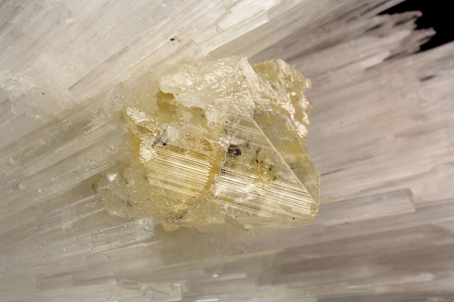 gem POWELLITE, SCOLECITE, APOPHYLLITE