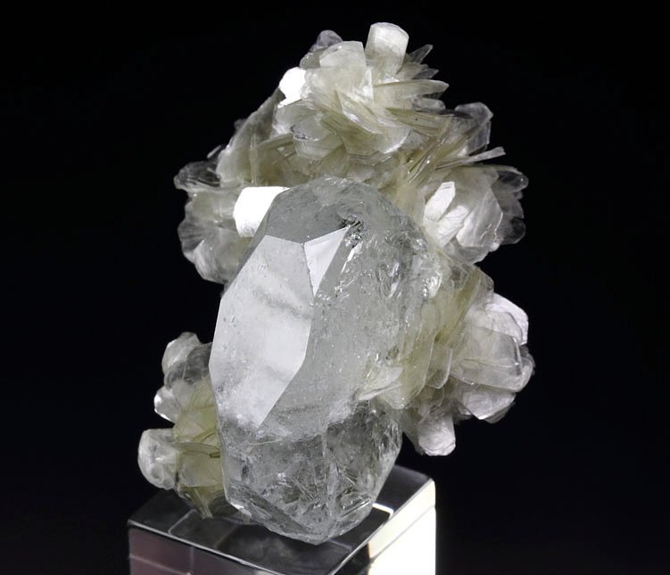 gem BERYL var. GOSHENITE, MUSCOVITE