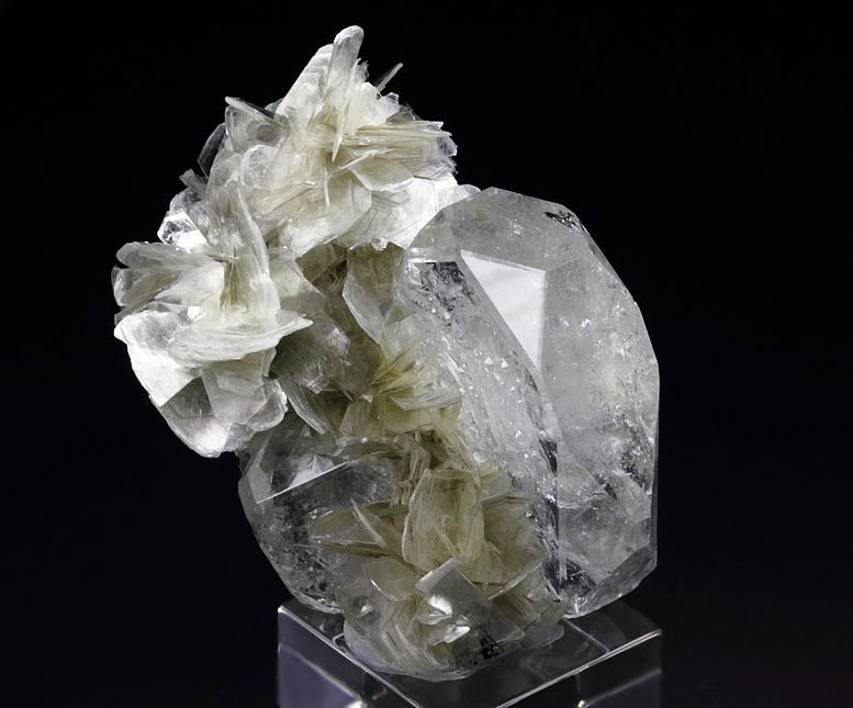 gem BERYL var. GOSHENITE, MUSCOVITE