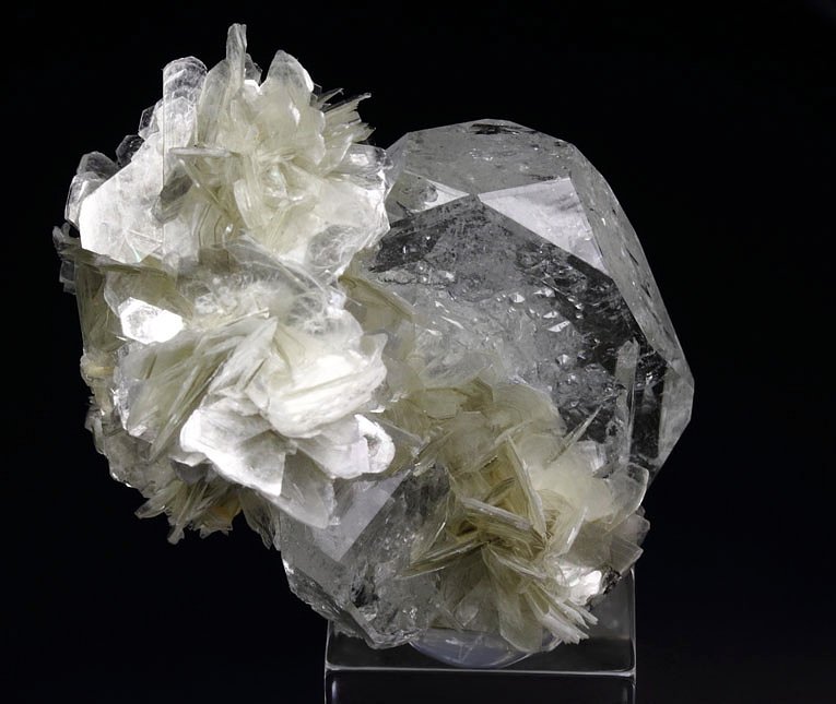 gem BERYL var. GOSHENITE, MUSCOVITE