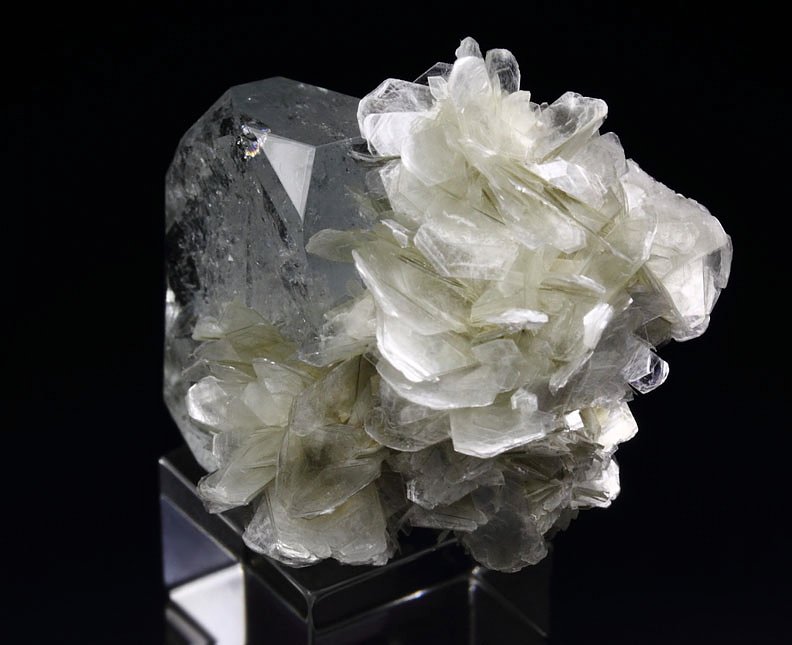 gem BERYL var. GOSHENITE, MUSCOVITE