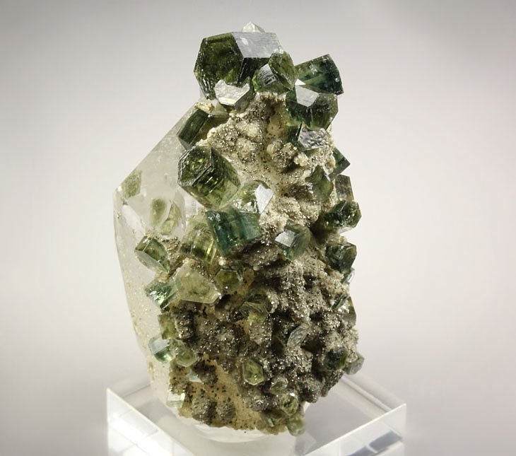 gem FLUORAPATITE, QUARTZ, MUSCOVITE, ARSENOPYRITE