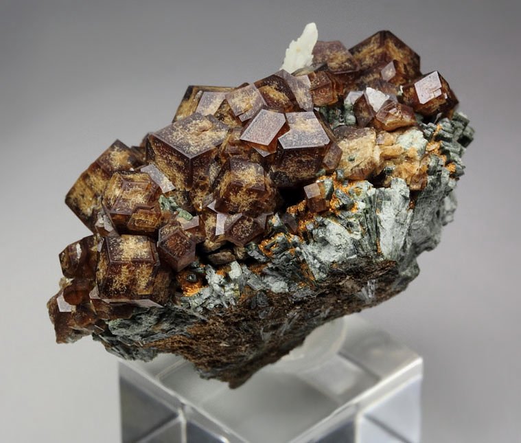 GARNET var. ANDRADITE, HEDENBERGITE, QUARTZ