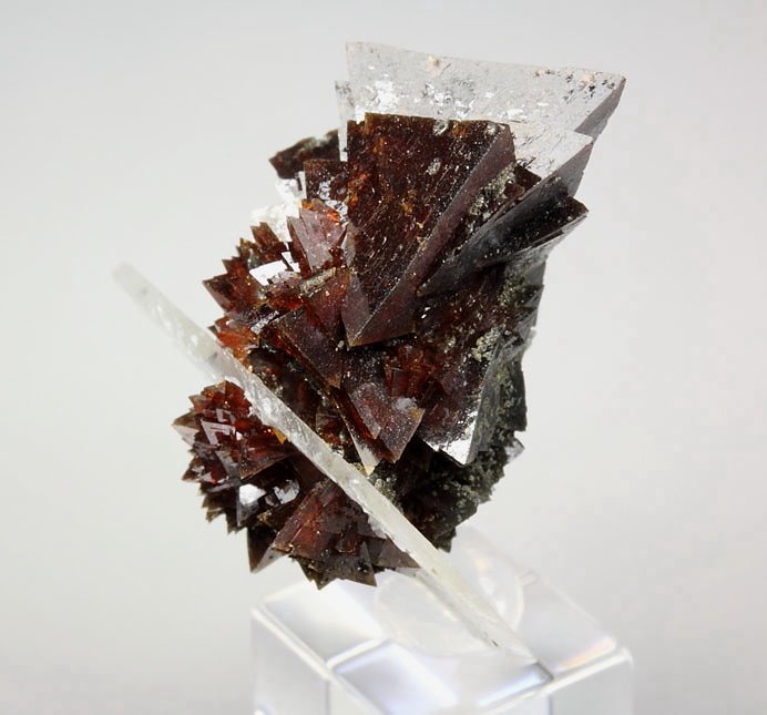 HELVINE (HELVITE), GENTHELVITE, CALCITE