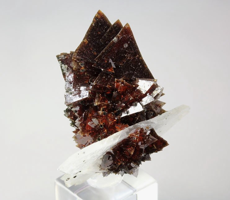 HELVINE (HELVITE), GENTHELVITE, CALCITE