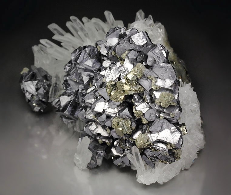 GALENA - SPINEL LAW TWIN, QUARTZ, PYRITE