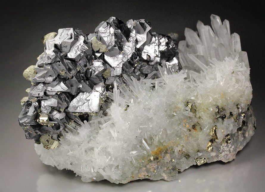 GALENA - SPINEL LAW TWIN, QUARTZ, PYRITE