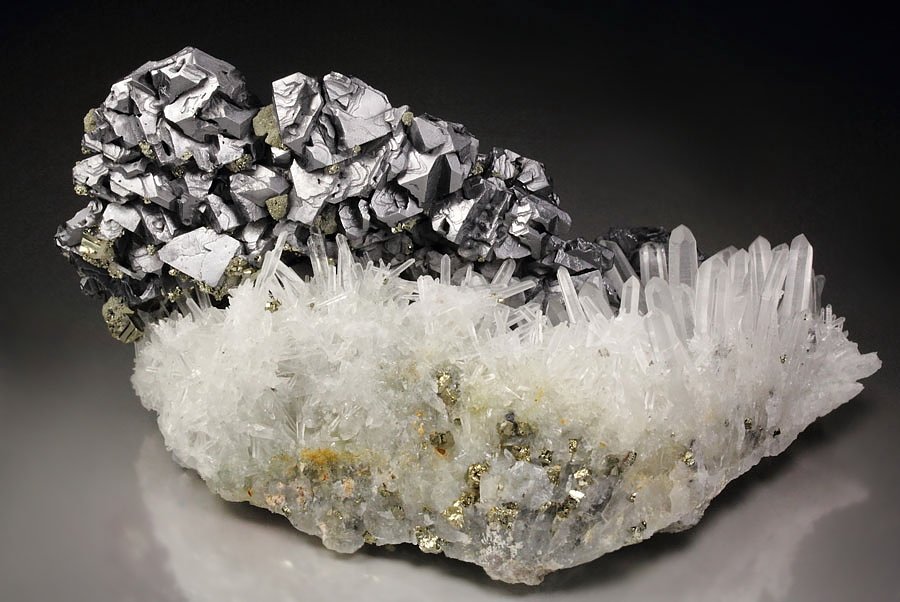 GALENA - SPINEL LAW TWIN, QUARTZ, PYRITE