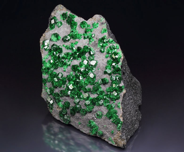 GARNET var. UVAROVITE