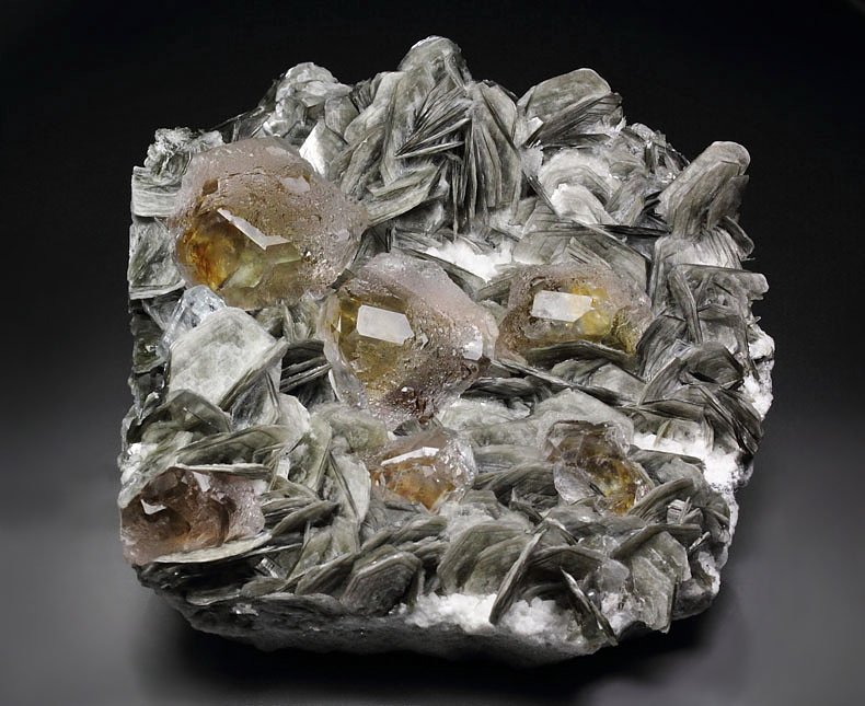 FLUORITE, MUSCOVITE, BERYL var. AQUAMARINE