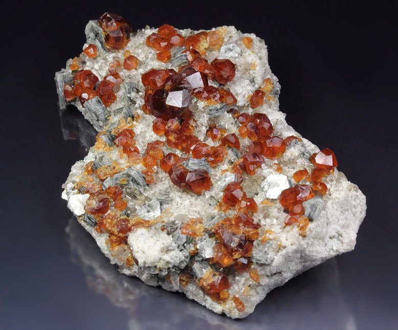 gem GARNET var. SPESSARTINE, MUSCOVITE, QUARTZ