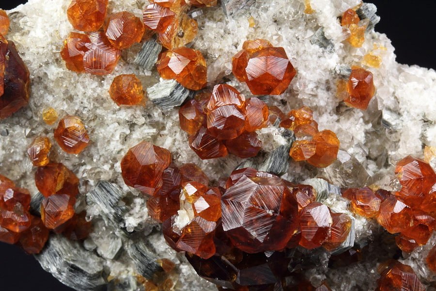 gem GARNET var. SPESSARTINE, MUSCOVITE, QUARTZ