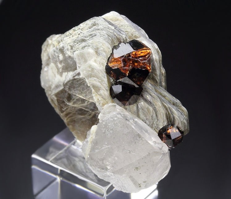 gem GARNET var. SPESSARTINE, MUSCOVITE, QUARTZ