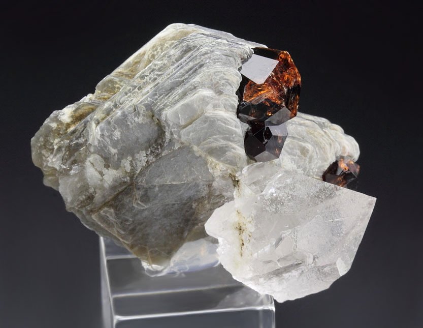 gem GARNET var. SPESSARTINE, MUSCOVITE, QUARTZ