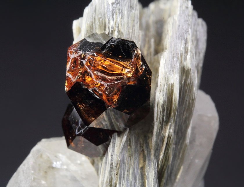 gem GARNET var. SPESSARTINE, MUSCOVITE, QUARTZ