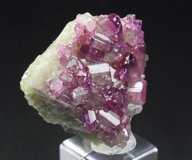 gem VESUVIANITE var. MANGANOAN