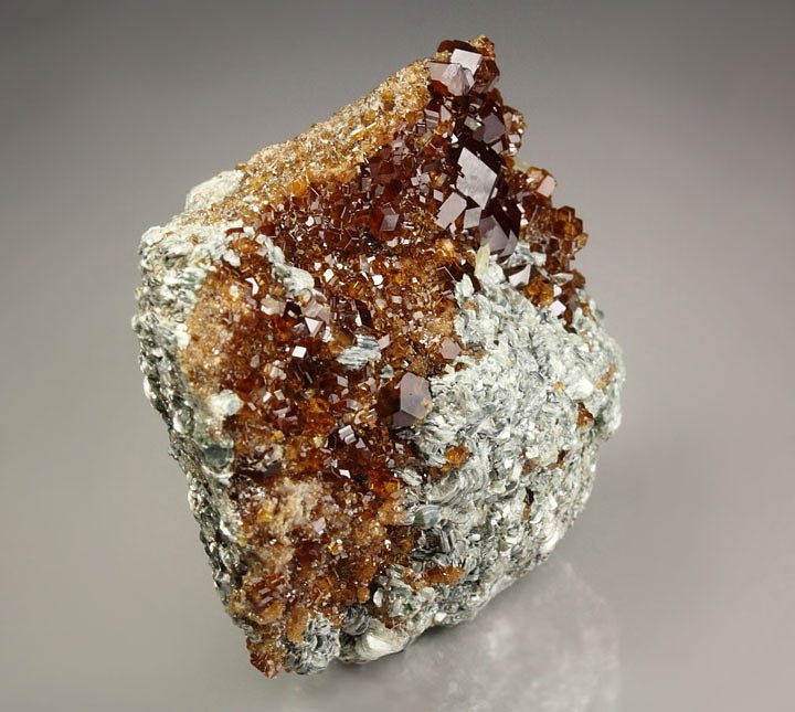 gem GARNET var. HESSONITE, CLINOCHLORE