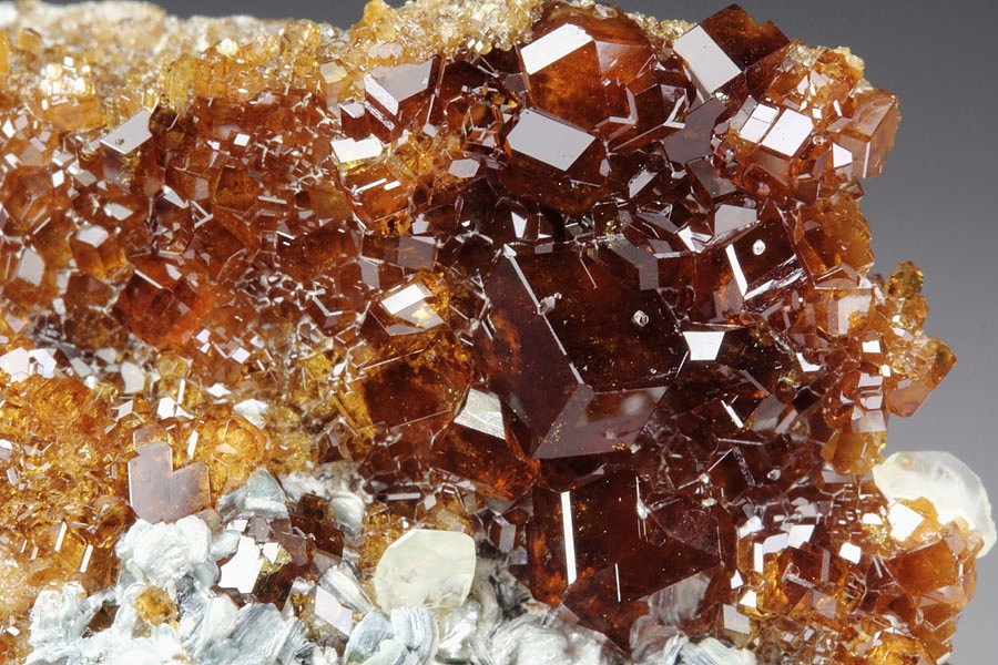 gem GARNET var. HESSONITE, CLINOCHLORE